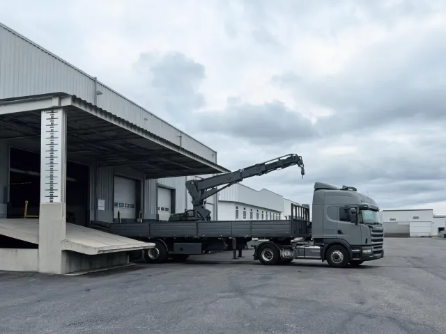Loading dock with height difference for boom lift access